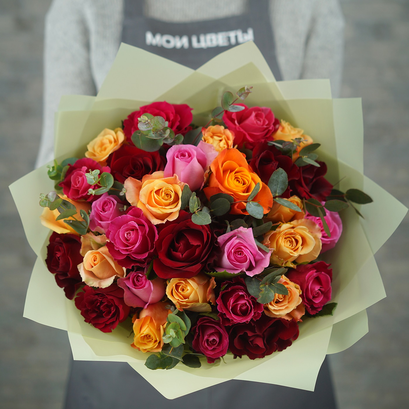 Букет из 31 разноцветной розы «Праздник»