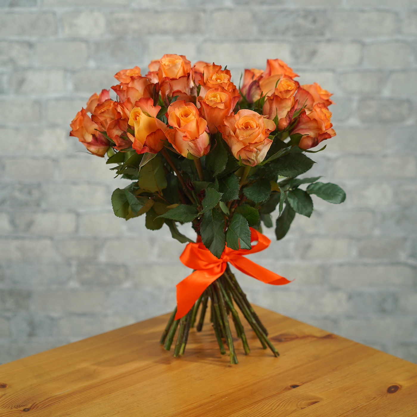 Букет из 21 оранжевой розы «Мэджик»