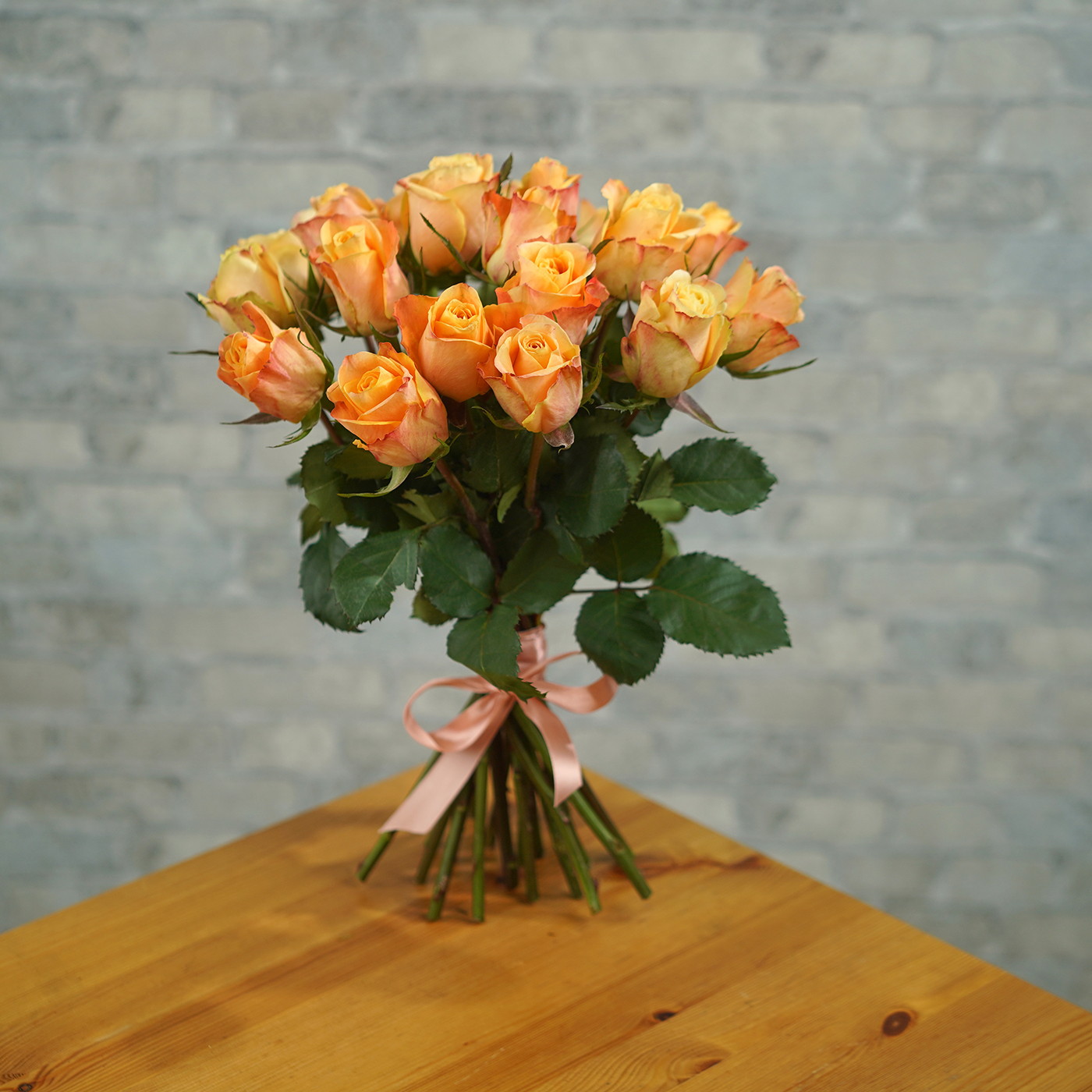 Букет из 21 янтарной розы «Рассвет»