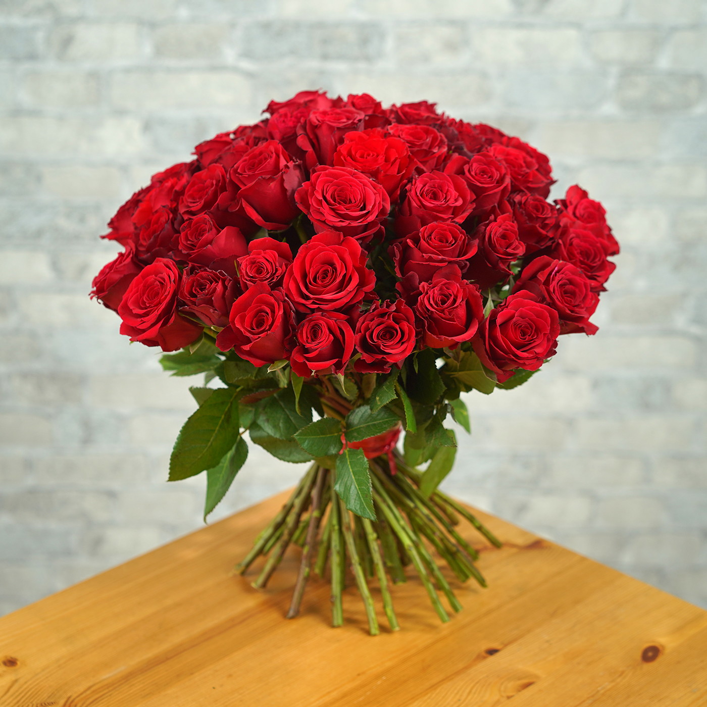 Букет из 51 алой розы «Рубин»