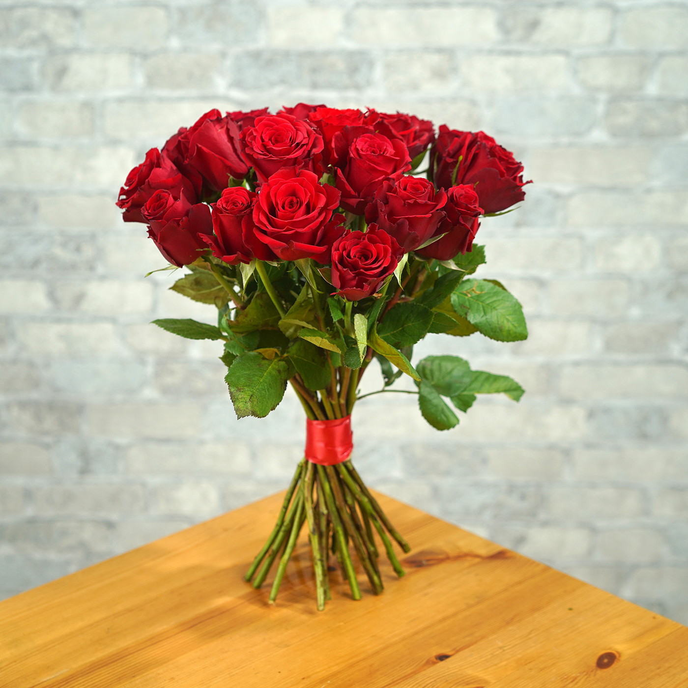 Букет из 21 алой розы «Рубин»