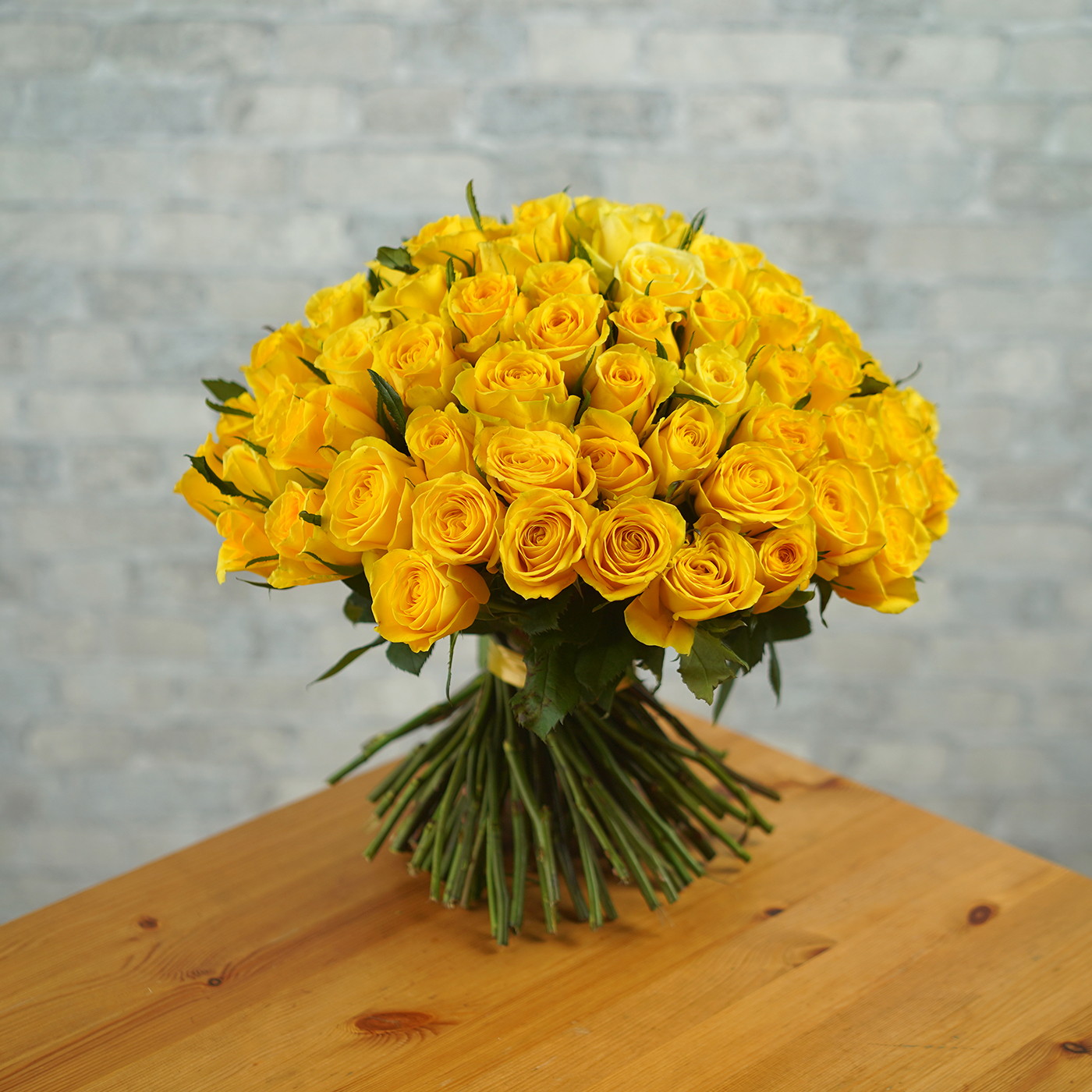 Букет из 101 желтой розы «Звездная Пыль»
