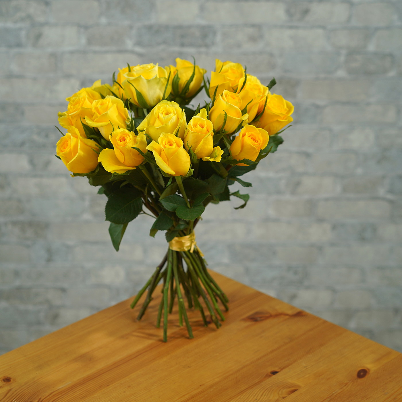 Букет из 21 желтой розы «Звездная Пыль»