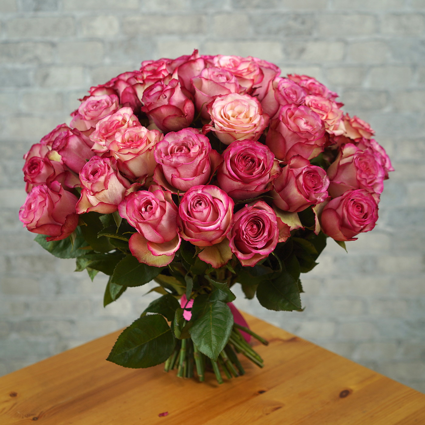 Букет из 51 амарантовой розы «Карусель»