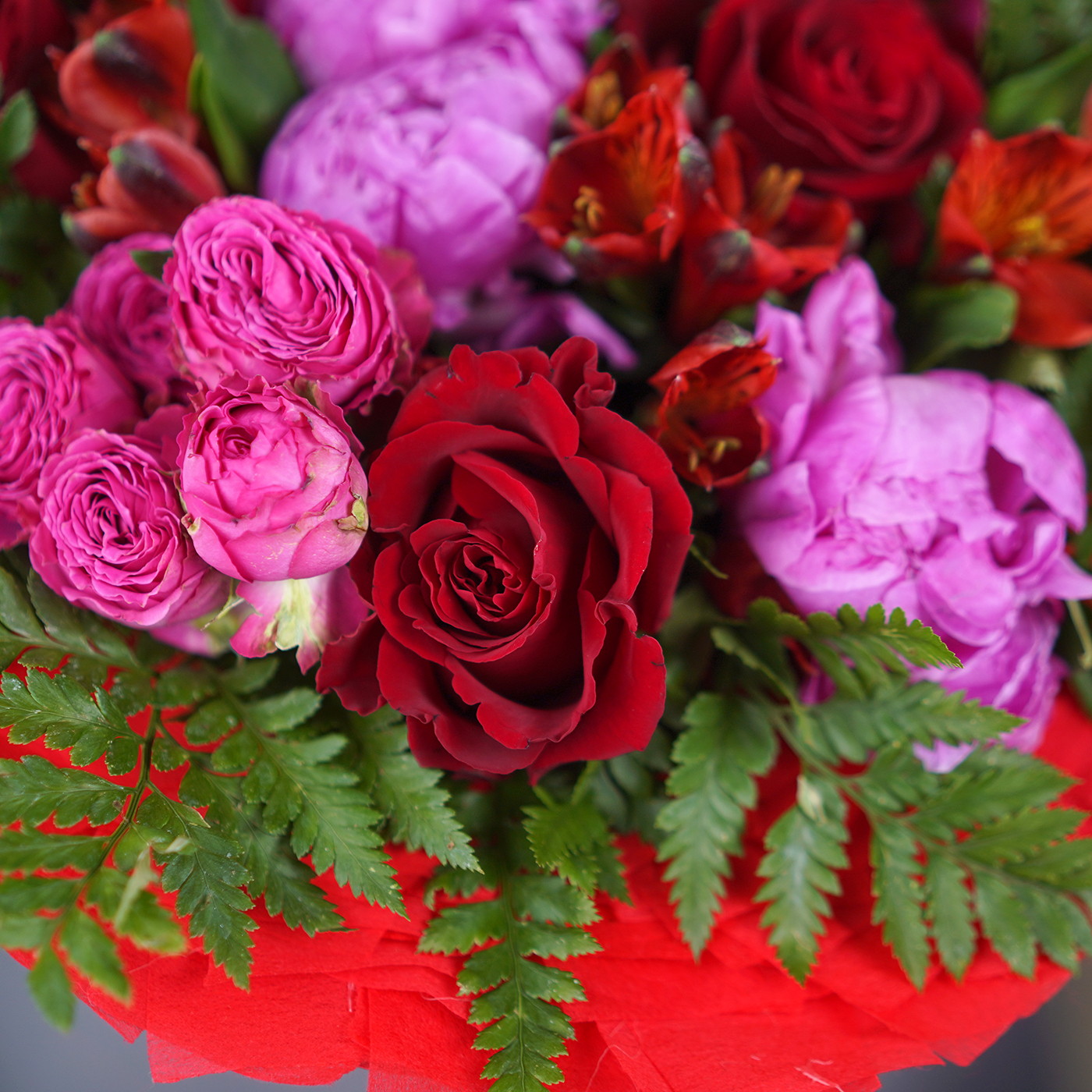 Букет с розой и пионом «Фруктовая ваза»