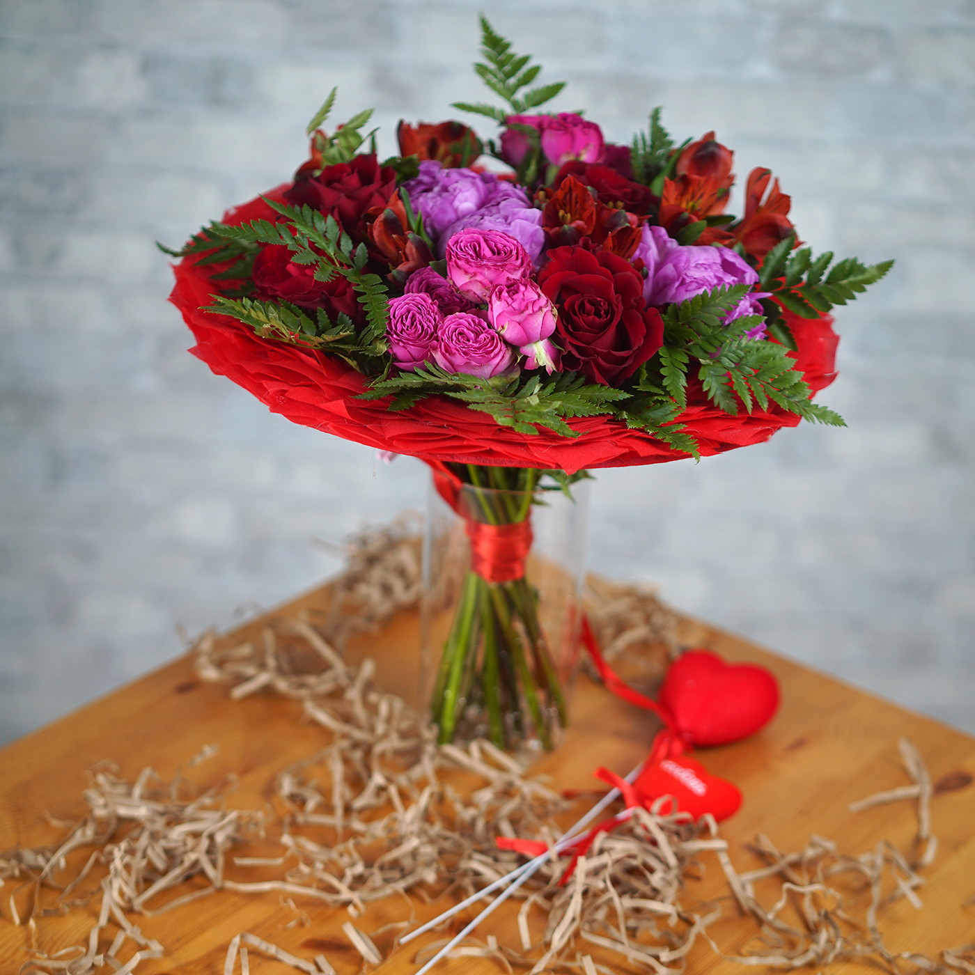Букет с розой и пионом «Фруктовая ваза»