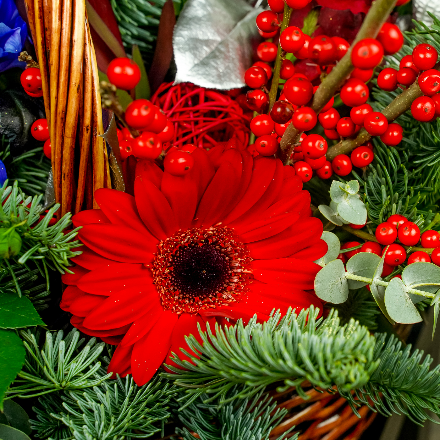 Цветочная композиция в корзине "Рождество в Лондоне"
