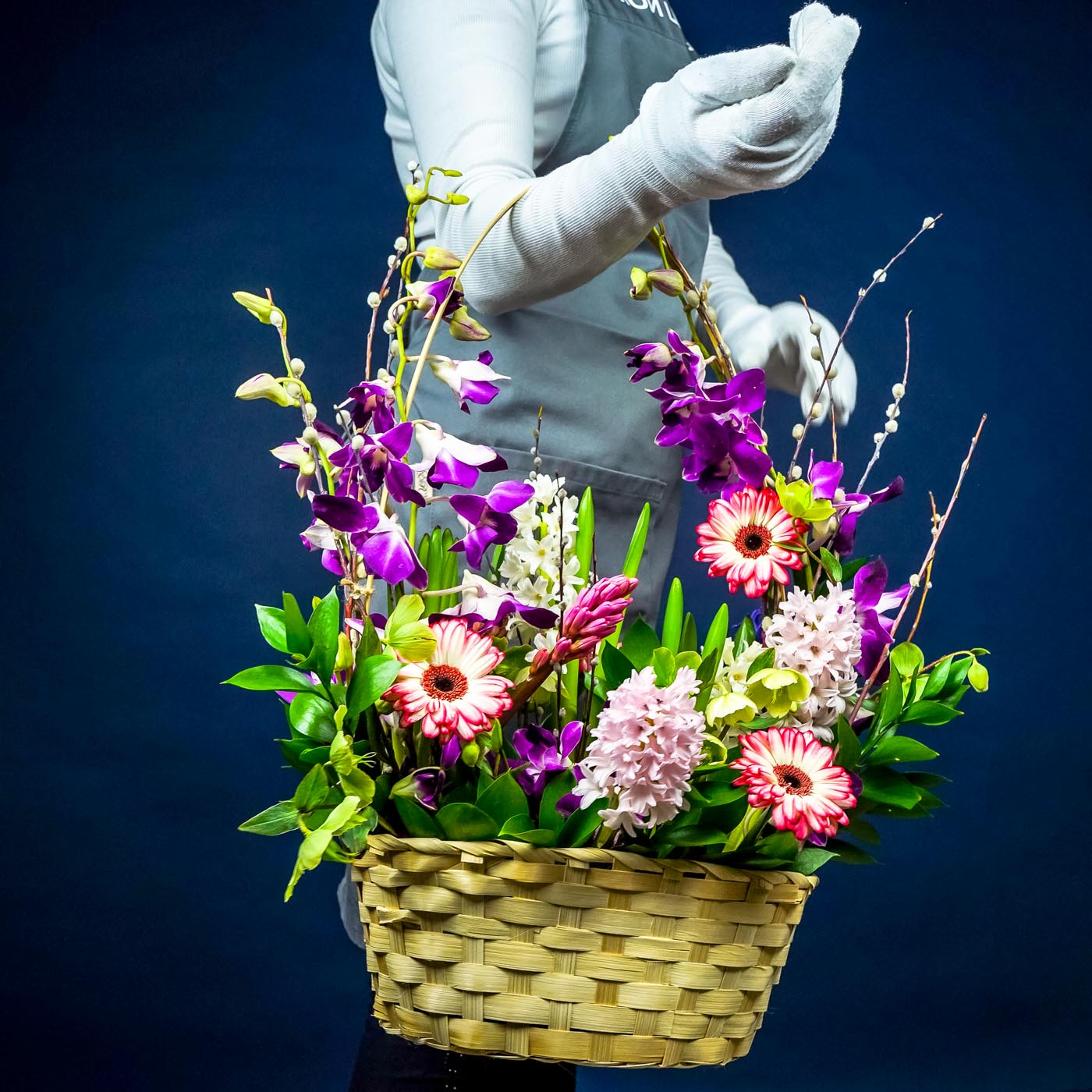 Цветочная композиция в корзине "Цветущий Май"