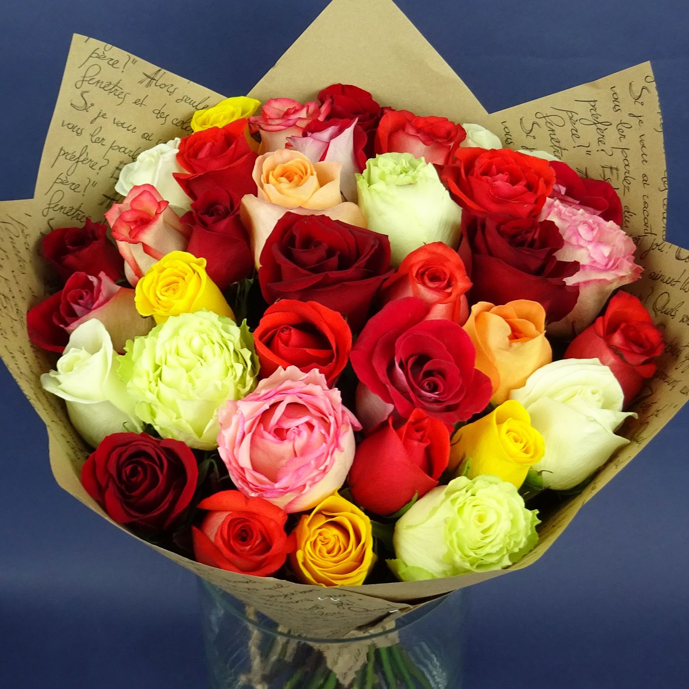 Букет из 35 разноцветных роз