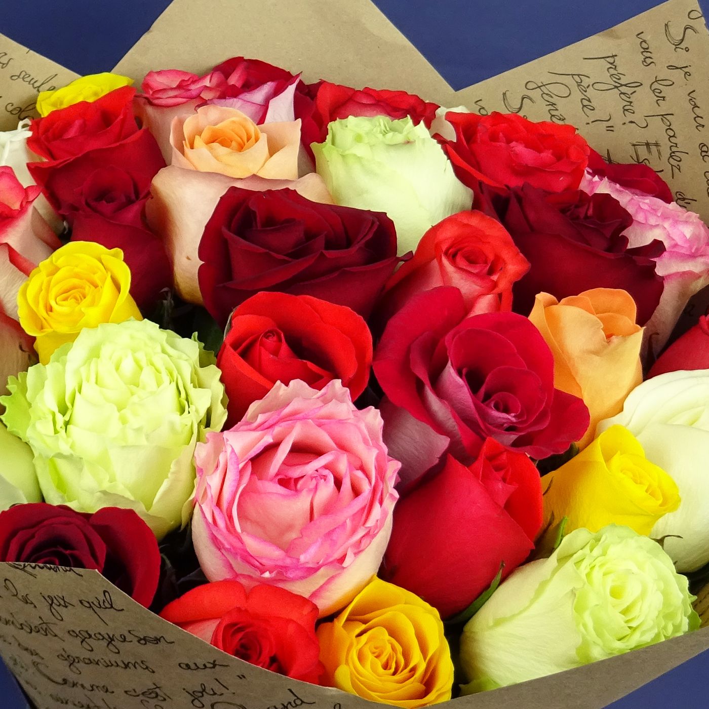 Букет из 35 разноцветных роз