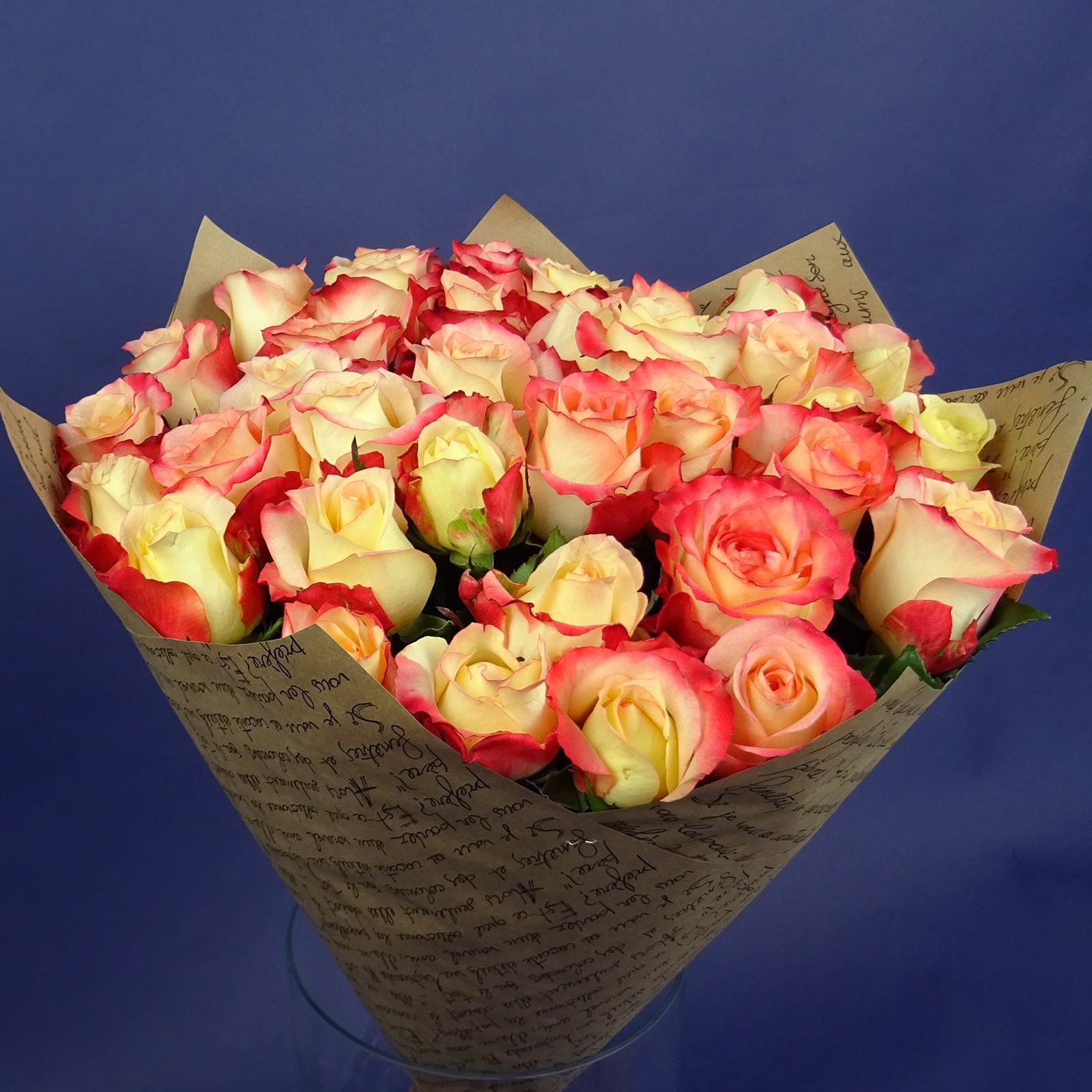 Букет Яблоки из 35 кремово-красных роз