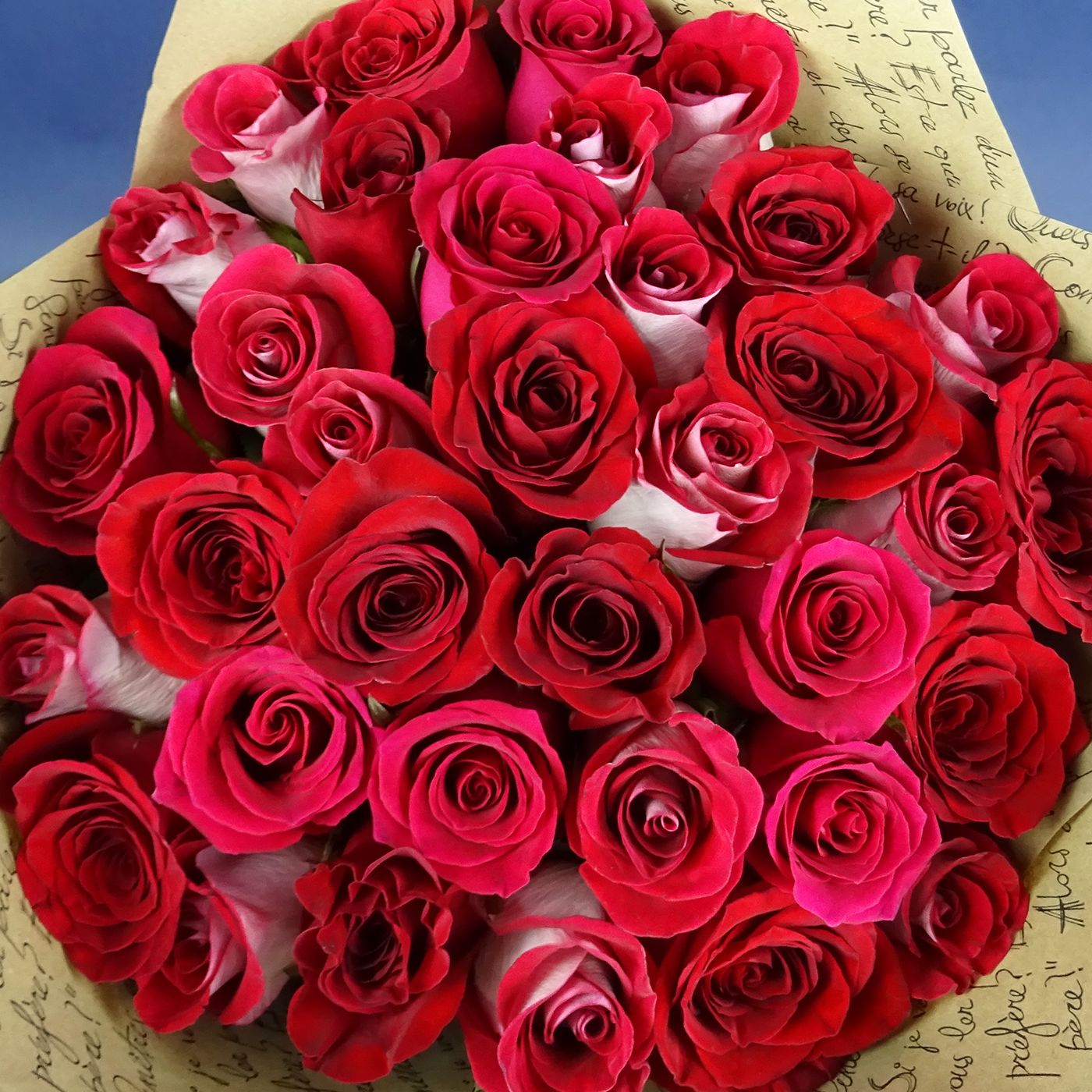 Букет из микса 35 красных роз